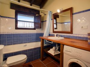 Baño compartido en la casa rural para 10 personas en Llanes