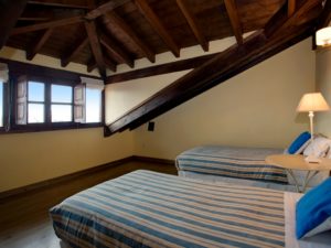 Dormitorio en la casa rural para 10 personas en Llanes