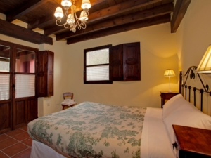 Dormitorio con balcón en la casa rural para 10 personas en Llanes