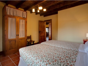 Dormitorio en la casa rural para 10 personas en Llanes