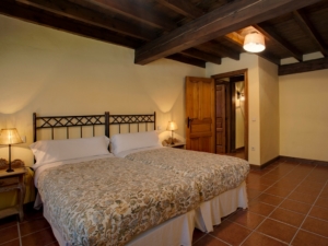 Dormitorio en la casa rural para 10 personas en Llanes