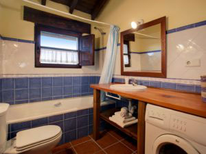 Badezimmer mit Badewanne in Ferienhaus für 10 Personen