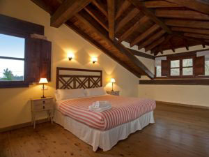 Schlafzimmer mit Badezimmer in Ferienhaus für 10 Personen