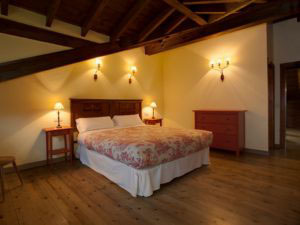 Bedroom with bathroom in the holiday house for 10 people in Llanes