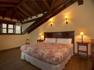 Bedroom with bathroom in the holiday house for 10 people in Llanes