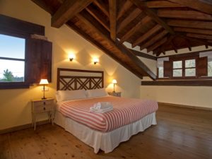 Bedroom with bathroom in the holiday house for 10 people in Llanes