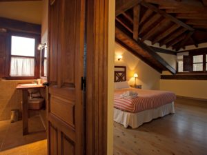 Bedroom with bathroom in the holiday house for 10 people in Llanes