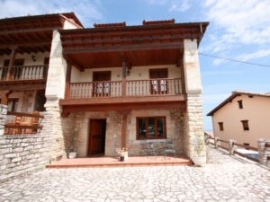 Fachada principal y terraza