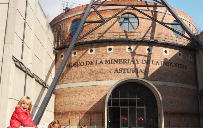 entrada y vista exterior del museo de la mina de Asturias, en El Entrego