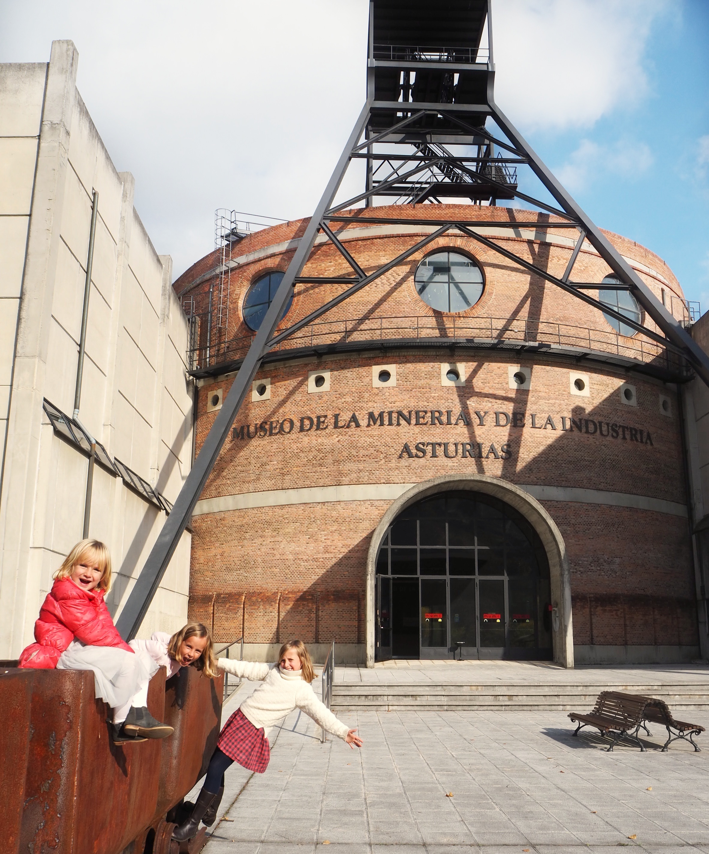 entrada y vista exterior del museo de la mina de Asturias, en El Entrego