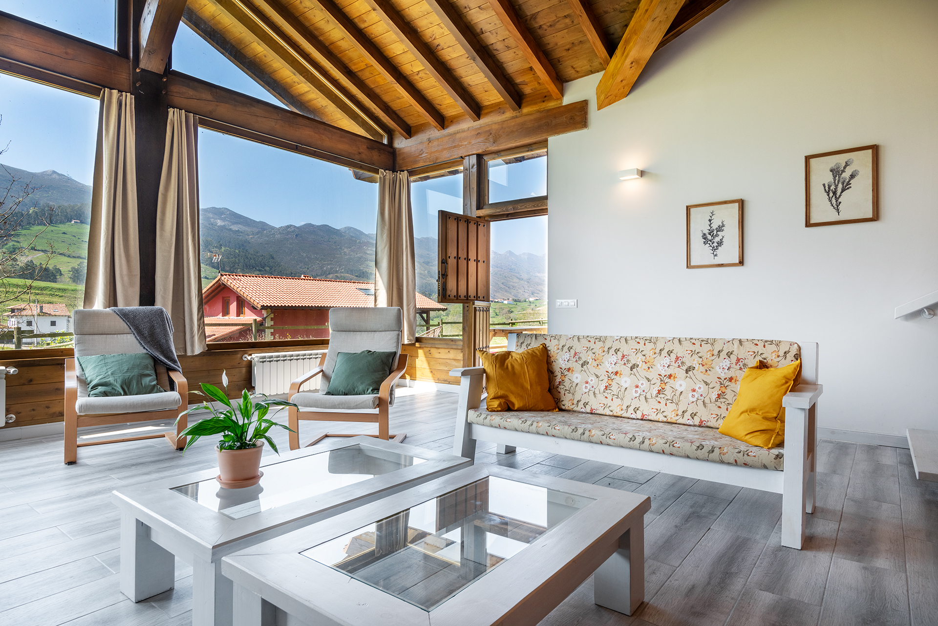 salón casa rural con vistas en Asturias
