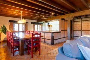 espacio abierta entre cocina, salón y comedor en casa rural