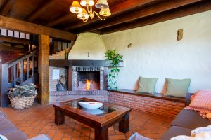 Chimenea en salón en casa rural en Cantabria