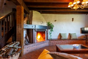 Chimenea en casa rural en Camijanes