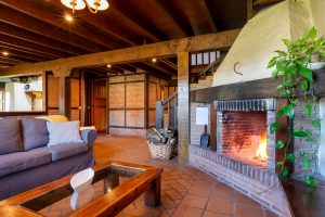 Amplio salón en casa rural en Camijanes