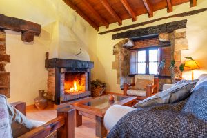 Salón con chimenea en Cantabria
