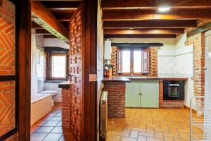 Distribuidor acceso cocina y baño casa 6 plazas