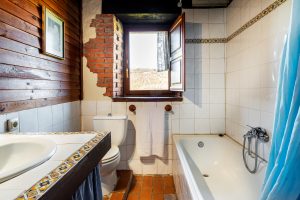 Baño completo en casa rural en Camijanes