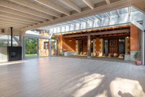espacio Llanes con sala integrada en el alojamiento
