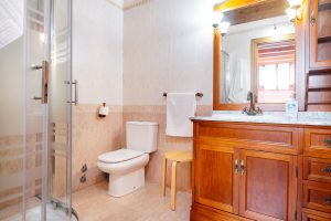 casa-rural-12-plazas-primorias-baño-dormitorio