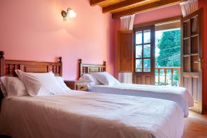 casa-rural-12-plazas-primorias-dormitorio-balcon