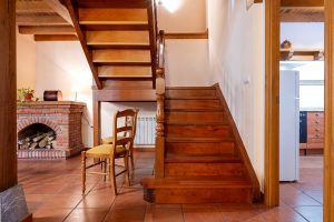 casa-rural-12-plazas-primorias-escalera