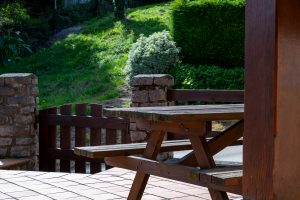 casa-rural-12-plazas-primorias-terraza-mesa